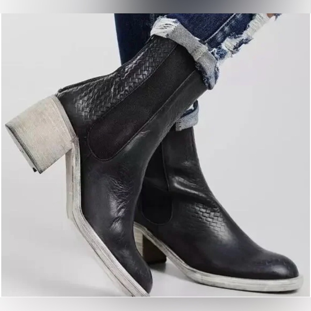 Free People Essential Chelsea Boots . - Picture 9 of 12
